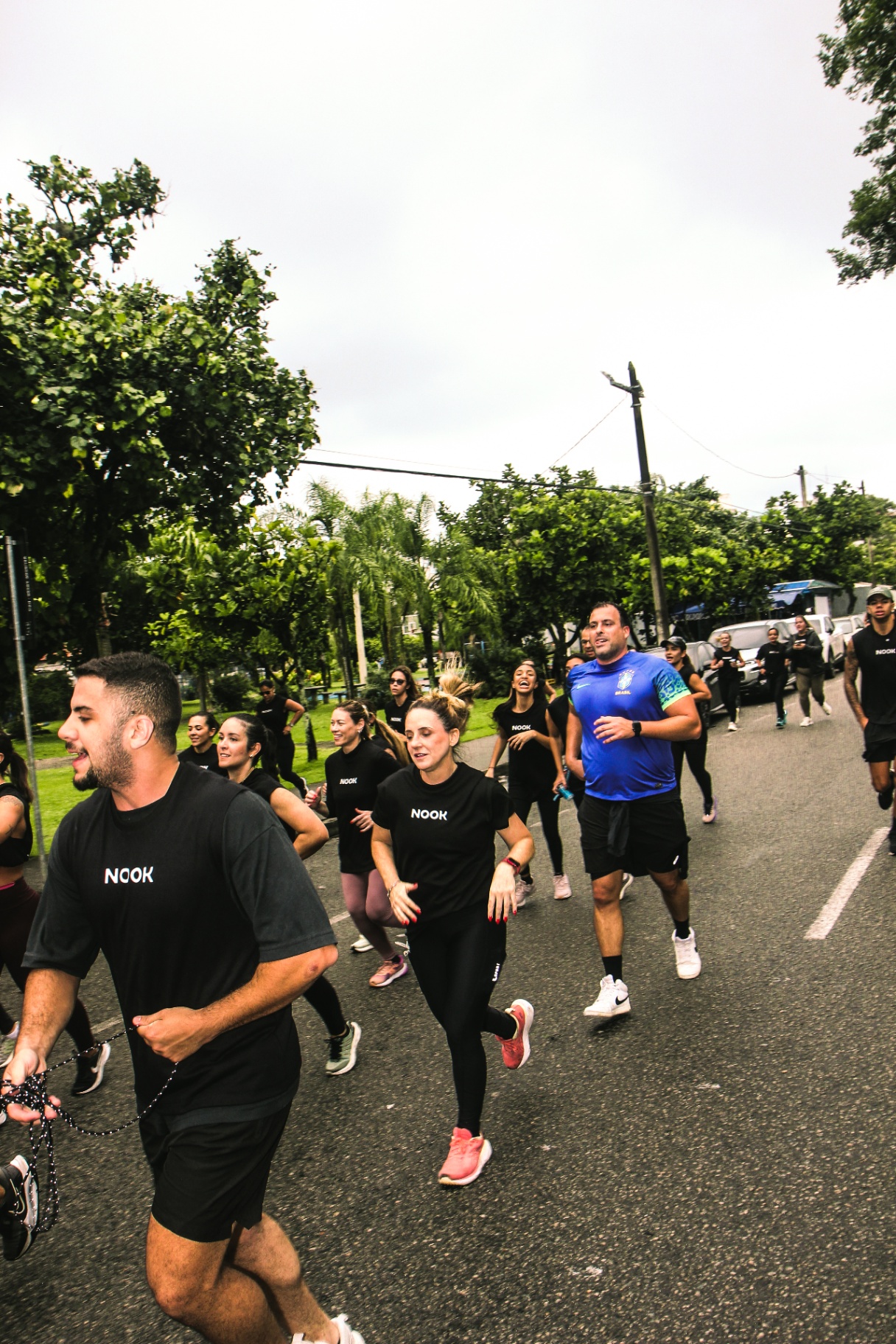Participantes correndo em grupo