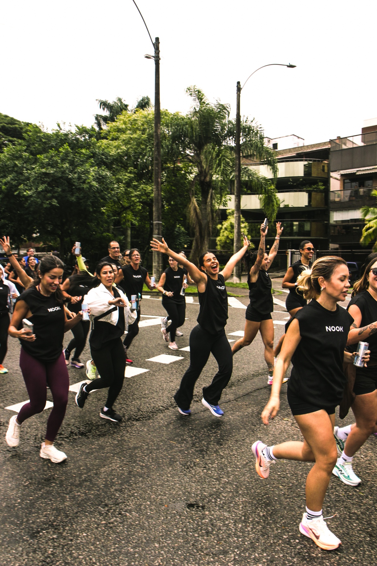 Grupo comemorando durante a corrida
